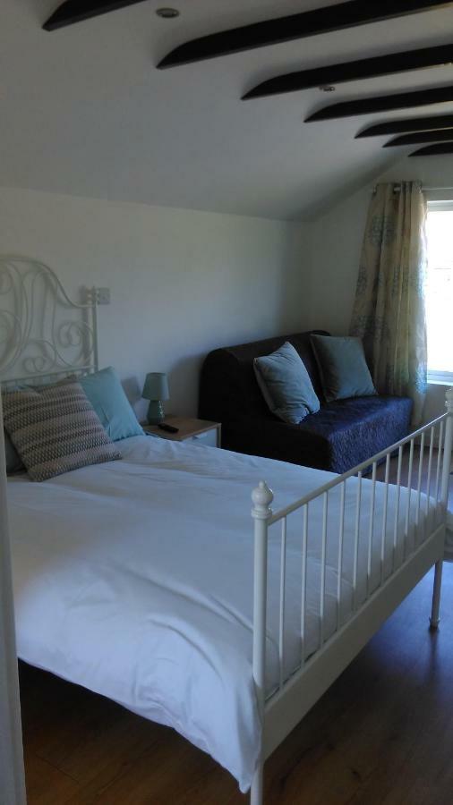 The Lodge Guesthouse Brittas Exterior foto
